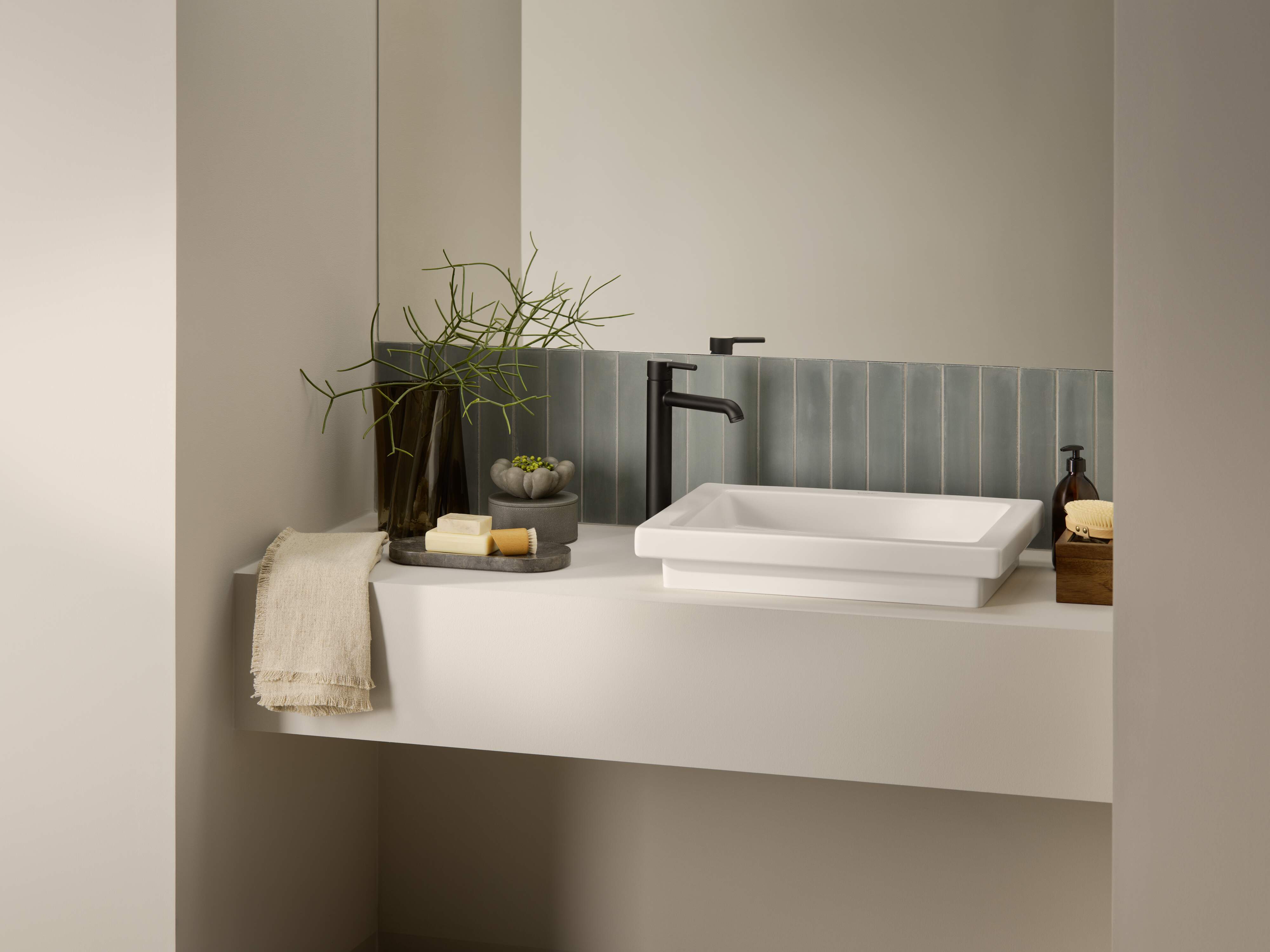 Musta Oraksen pesuallashana. Tyylikäs lavuaari ja sisustus. 